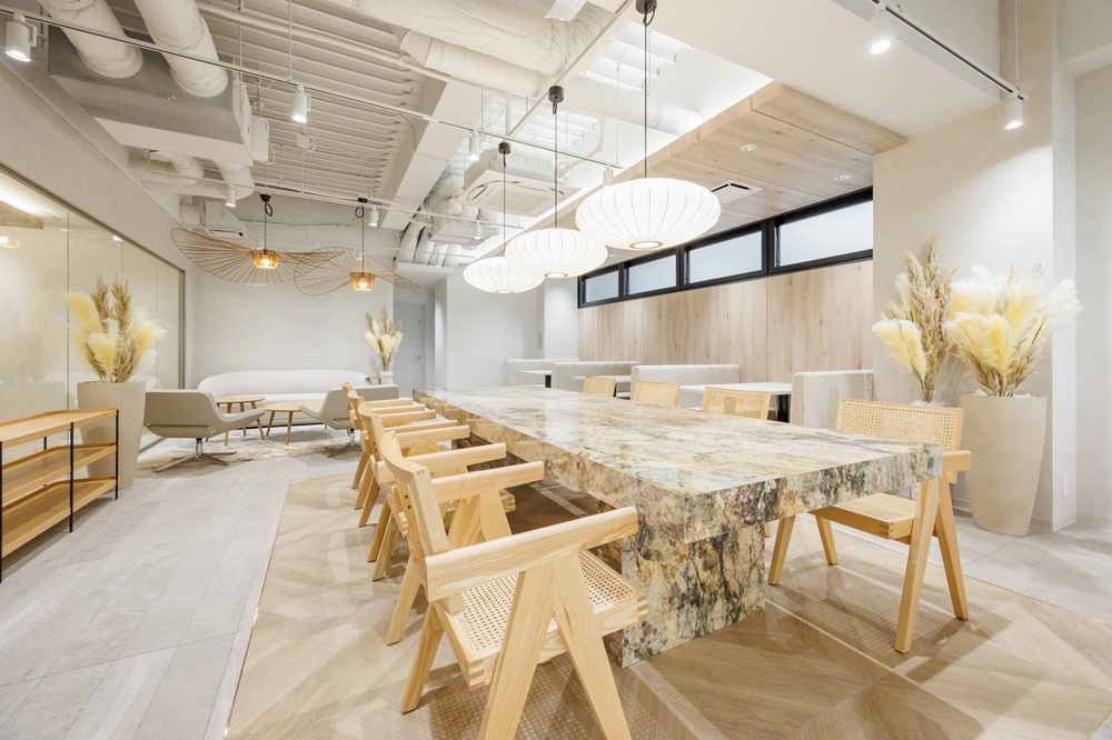 5階:ラウンジ(休憩スペース以外にカフェ設定でも使用可能) 5階:ラウンジ(休憩スペース以外にカフェ設定でも使用可能)