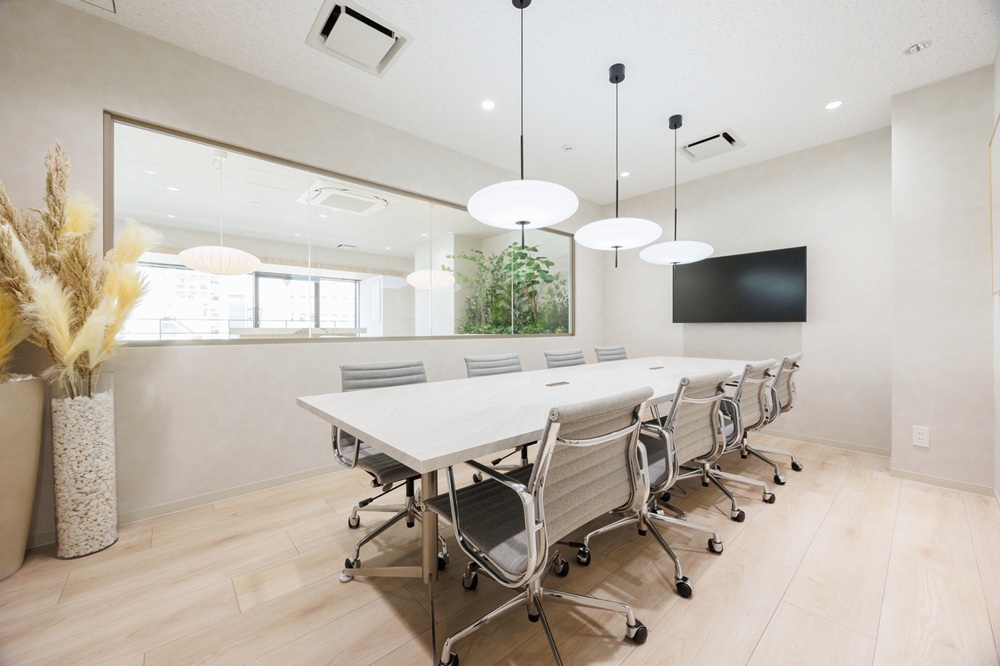 7階:会議室(窓抜けも良く、お洒落な会議室。壁にモニター・ホワイトボードも設置) 7階:会議室(窓抜けも良く、お洒落な会議室。壁にモニター・ホワイトボードも設置)