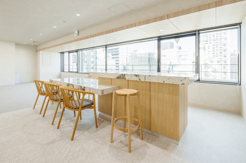 7階：ラウンジ（カウンター設置。デッキ付き）