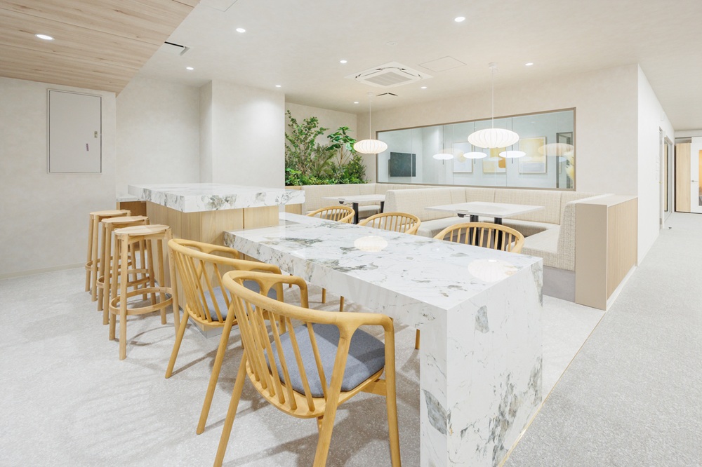 ７階：ラウンジ（お洒落なハイカウンターを設置。デッキがあるため、自然光が良く入る、綺麗なラウンジ）