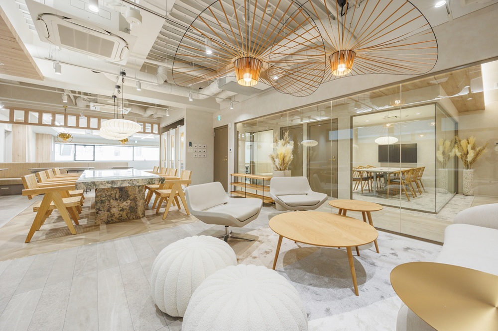 ５階：ラウンジ(フローリングの床にお洒落な家具を設置しました。ガラス張りの壁を置くことで廊下の歩いているシーンも撮れます）