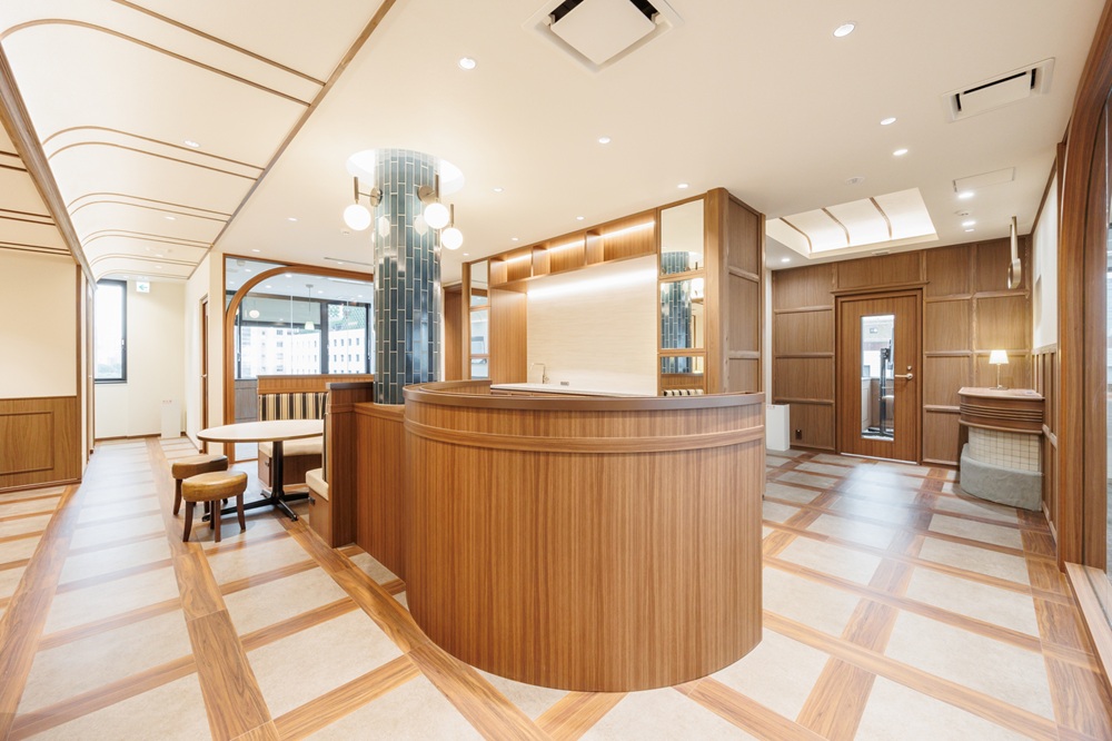 10階：ラウンジ（右奥にエントランス・エレベーター前・8名用会議室もございます。木をふんだんに使用したレトロなデザイン）