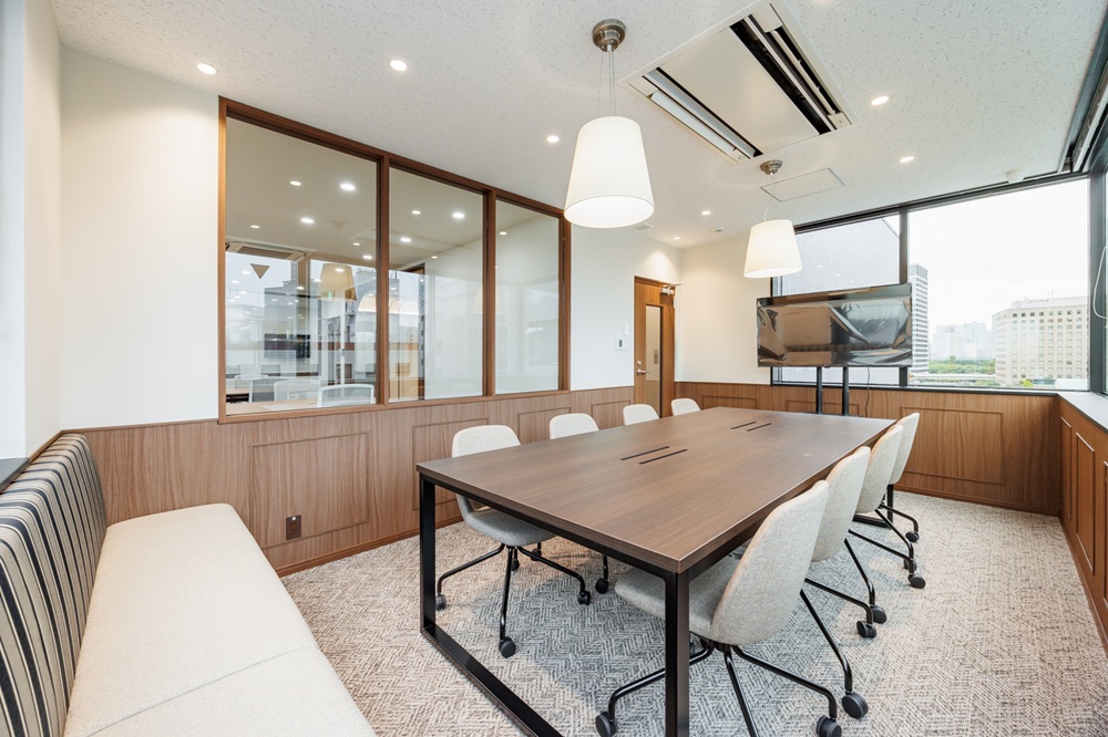 10階:会議室(3部屋設置。木の温もりと窓が多いため、自然光が良く入る会議室です) 10階:会議室(3部屋設置。木の温もりと窓が多いため、自然光が良く入る会議室です)