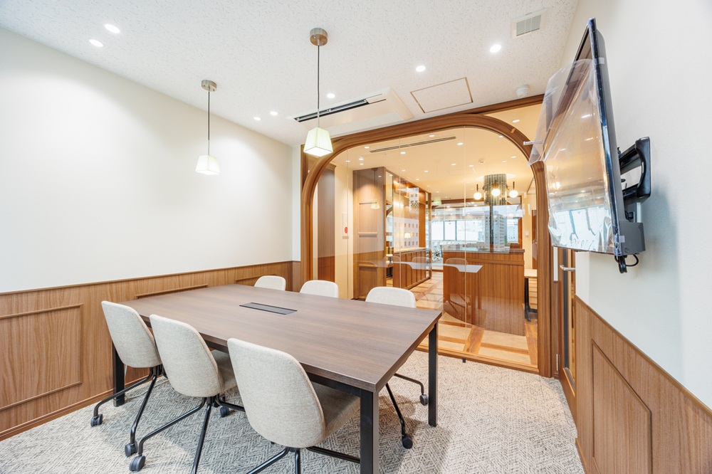 10階:会議室(6名用・モニター付き。木の枠が特徴的なお洒落な会議室) 10階:会議室(6名用・モニター付き。木の枠が特徴的なお洒落な会議室)