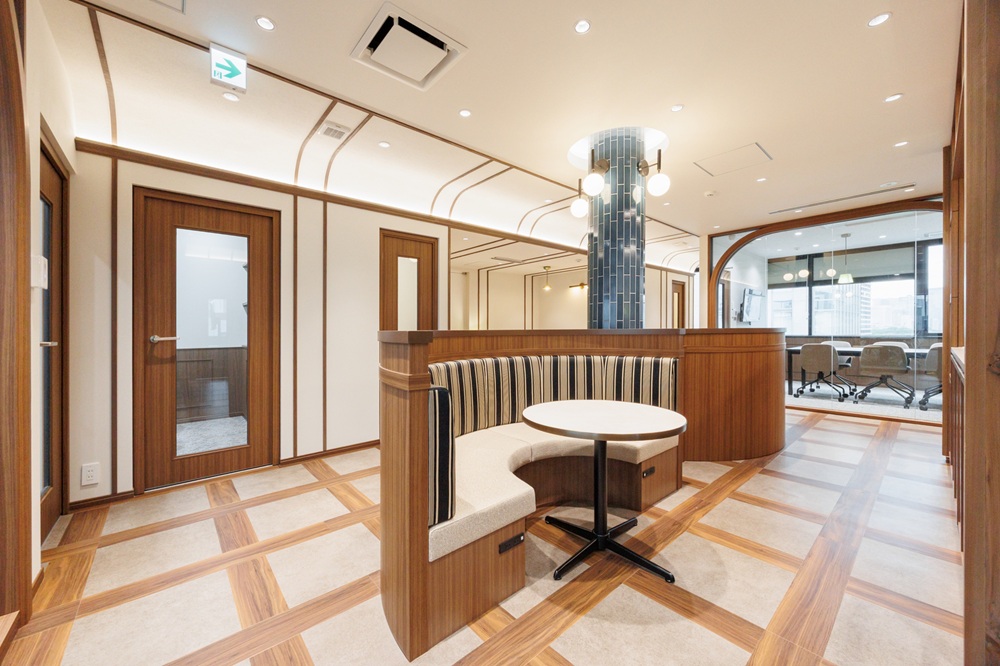 10階:ラウンジ(レトロでお洒落な家具を多く設置) 10階:ラウンジ(レトロでお洒落な家具を多く設置)