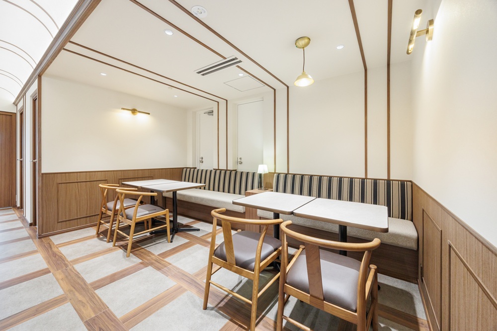 10階:ラウンジ(カフェ設定でも使用可能。可動式テーブル使用) 10階:ラウンジ(カフェ設定でも使用可能。可動式テーブル使用)