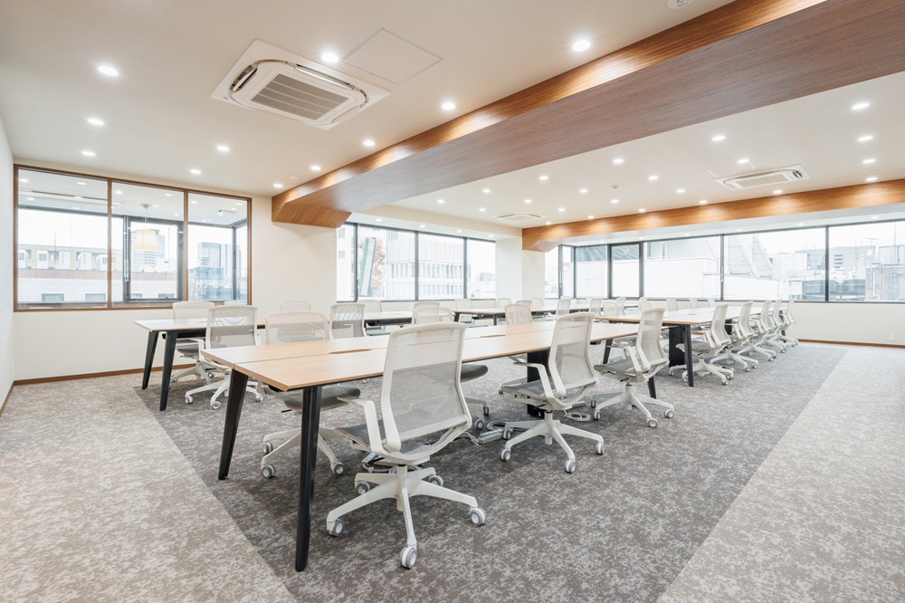 10階:執務室(オフィス家具も設置。L字に窓があり、開放感のあるオフィスルーム) 10階:執務室(オフィス家具も設置。L字に窓があり、開放感のあるオフィスルーム)