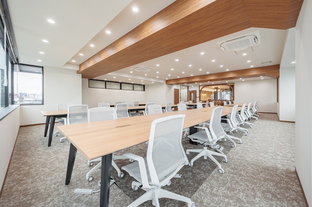 10階:執務室(6名用3台・8名用2台テーブル椅子設置) 10階:執務室(6名用3台・8名用2台テーブル椅子設置)