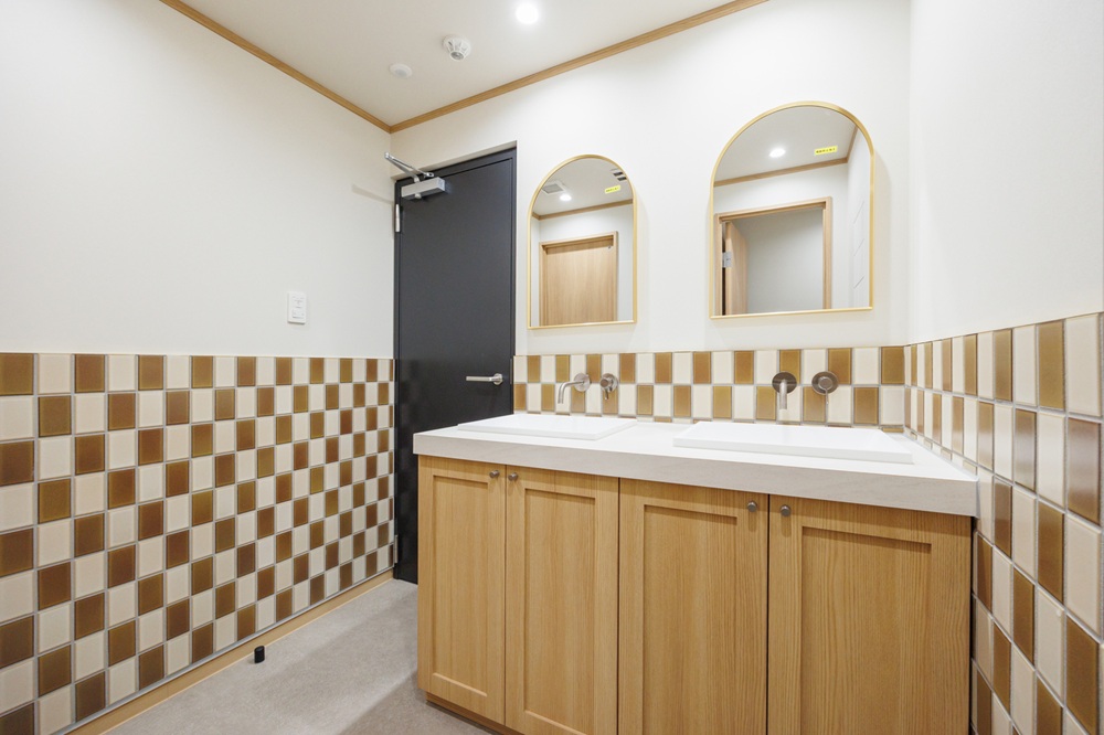 10階:女性トイレ(新築なのにレトロなデザインのお洒落なトイレ。終日撮影可能) 10階:女性トイレ(新築なのにレトロなデザインのお洒落なトイレ。終日撮影可能)