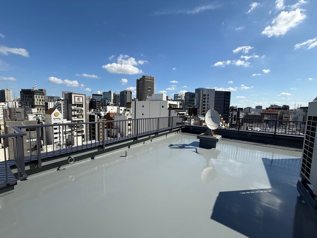 11階:屋上デッキ(コの字で隣にビルが無いため、抜け感の良いデッキになります。10階利用の方限定) 11階:屋上デッキ(コの字で隣にビルが無いため、抜け感の良いデッキになります。10階利用の方限定)