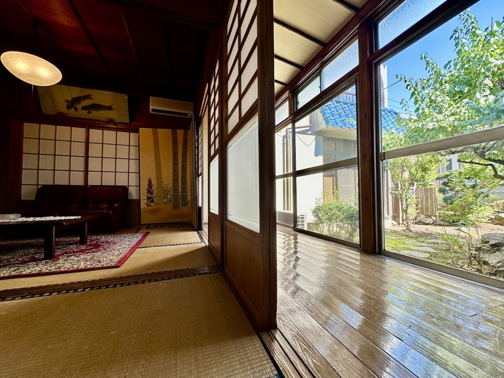 12畳和室と縁側から見える日本庭園