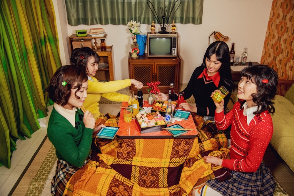 冬内装の様子。こたつを中心に暖かい年越し正月アイテムが並びます。