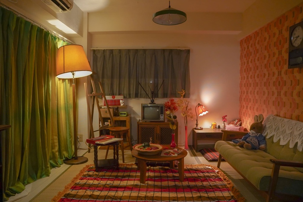 秋内装の様子。当時ものの絵描き道具や編み物道具に秋の植栽や味覚の食品サンプルなど秋小物が揃います。