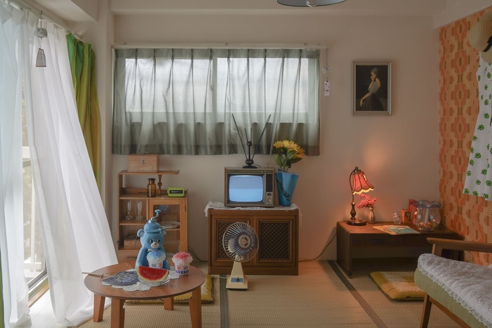 夏内装の様子。窓から午前中に気持ちの良い陽の光とそよ風が差し込みます。