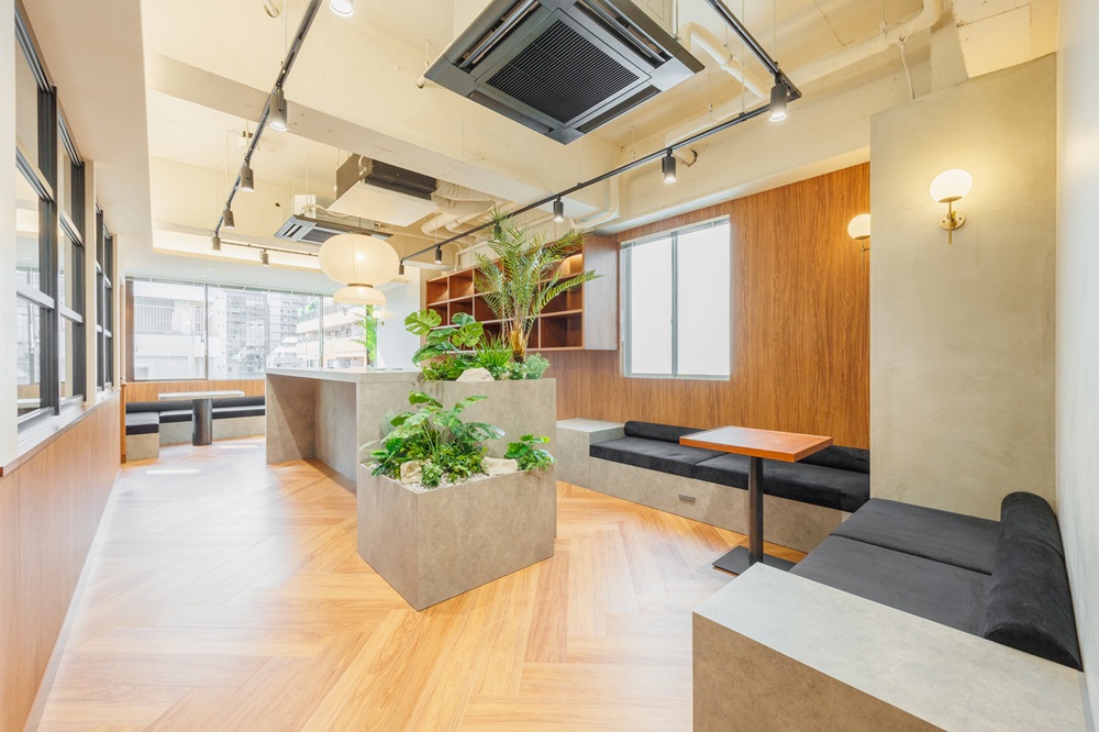 7階：ラウンジ・会議室（ハイカウンターが特徴的なラウンジと2部屋の会議室）