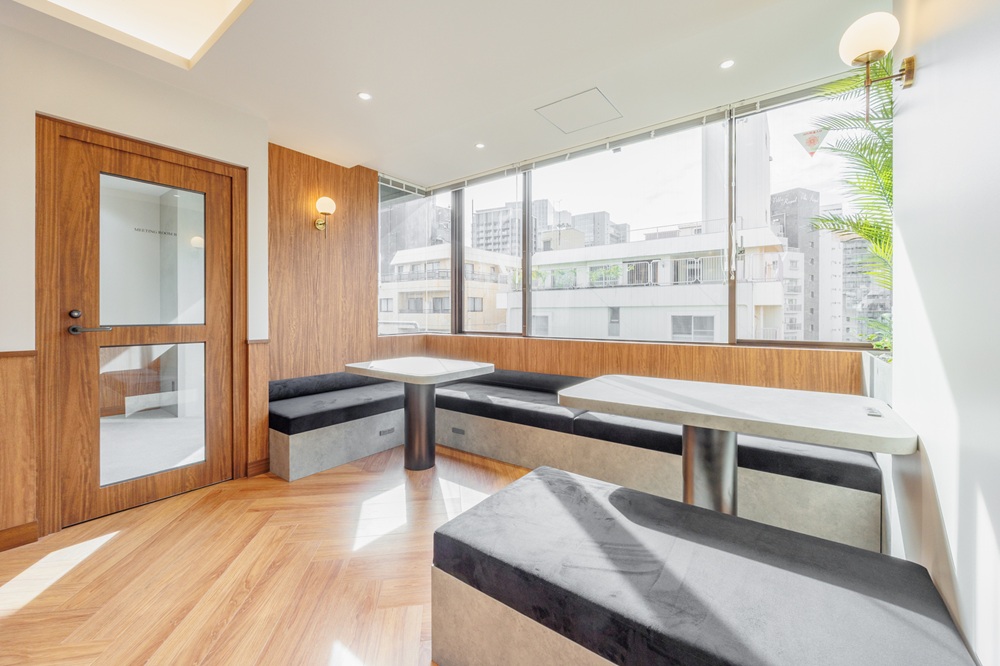 7階：ラウンジ（自然光が良く入る窓側に沿ってソファー設置）