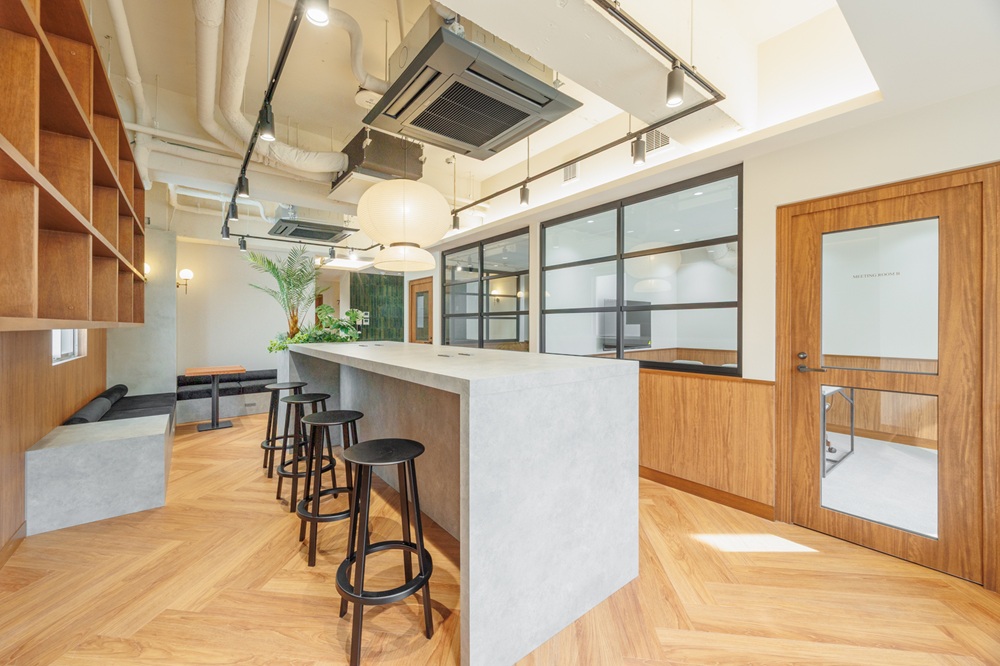 7階：ラウンジ・会議室（2部屋の会議室が横並びで設置。）