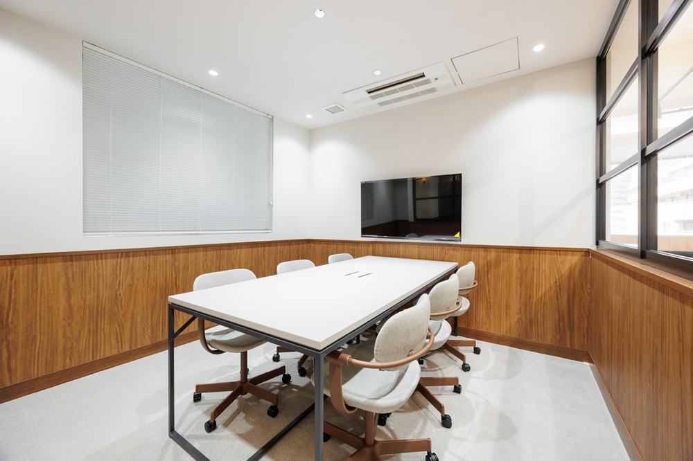7階：会議室（テーブル・椅子・モニター設置）