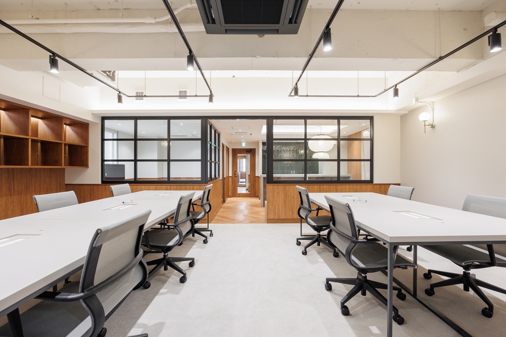 2階B・4階B：執務室（7階より小さめのオフィスルーム。8名用・6名用のテーブル設置）