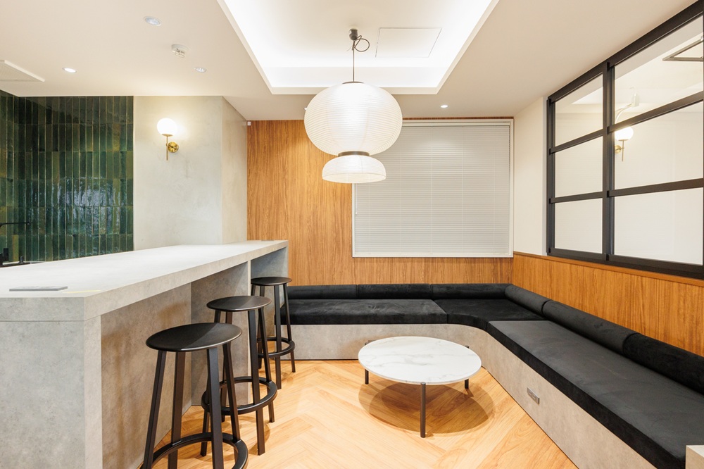 2階B・4階B：ラウンジ（和のライトを置くことで他のオフィスにないラウンジを設置）