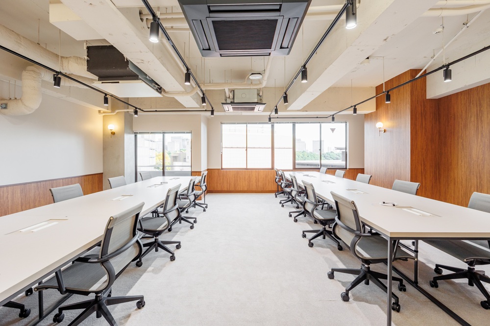 7階：執務室（窓抜けも良いオフィスルーム。テーブル・椅子設置済み）