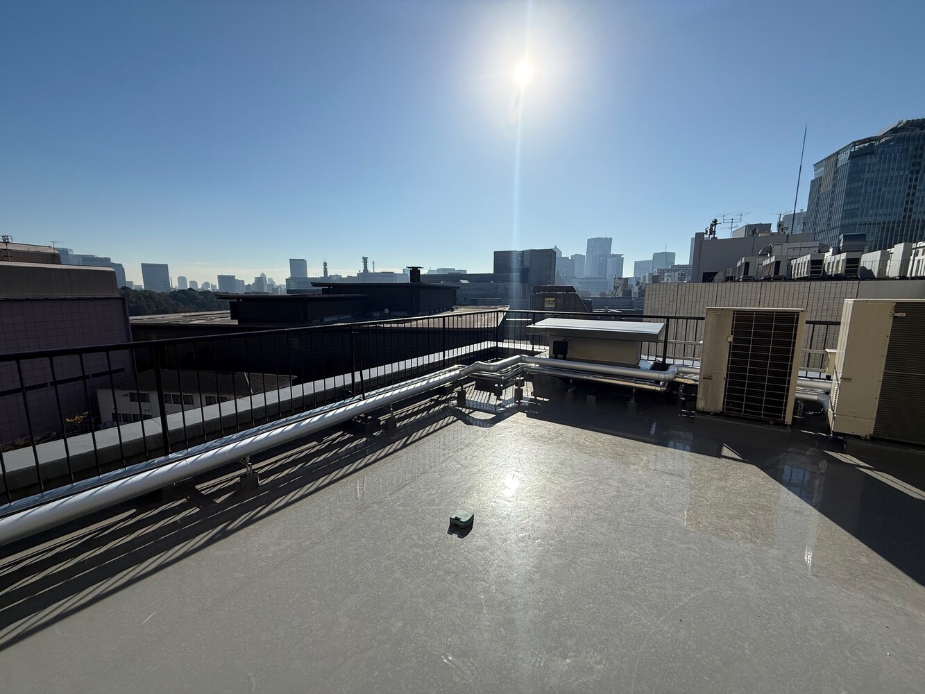 8階屋上：デッキ（国立美術館上空が良く見えるシンプルなデッキです。平日でも撮影可能です）