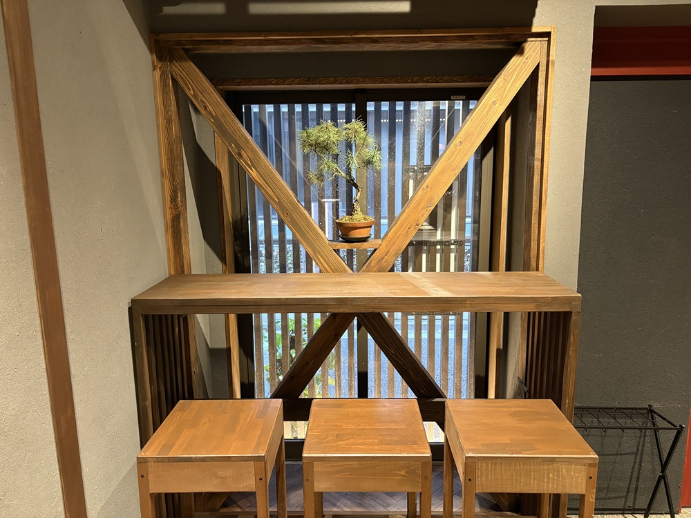 古民家の柱を生かしたカウンター席もあります。