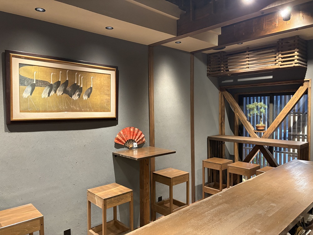 Barカウンターの正面には盆栽や和食器、お酒をディスプレイしています。