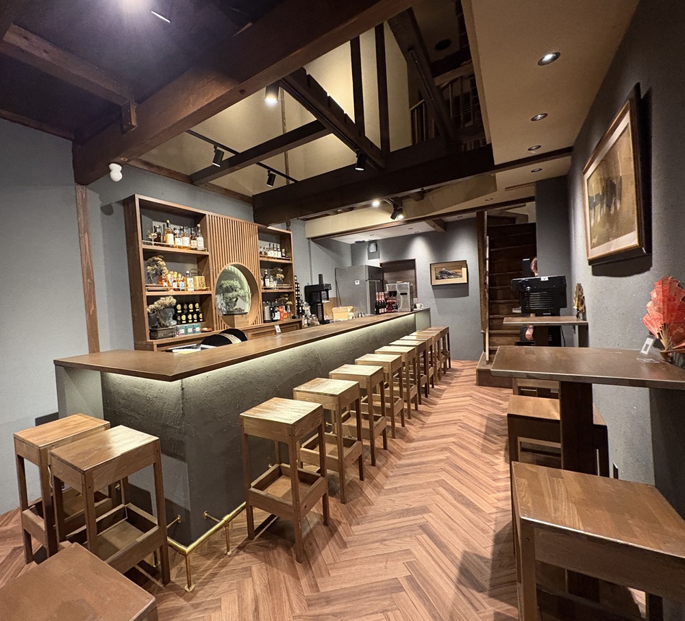 2・3階が吹き抜けとなっていて開放感がある店内。盆栽や和食器、日本アートをディスプレイしており、大きなカウンター席が特徴です。