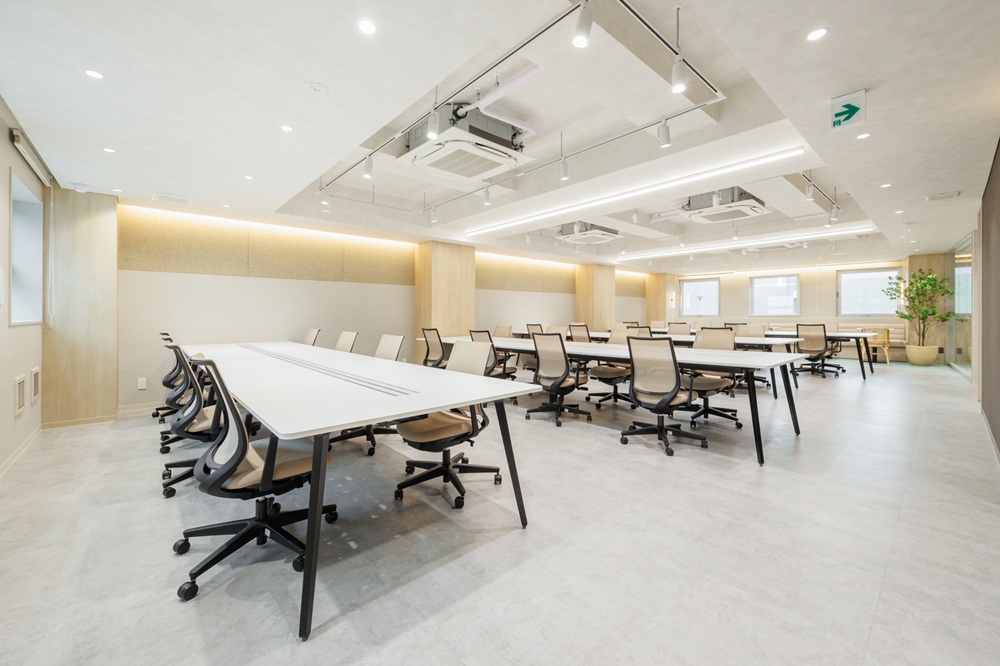 2階3階6階7階8階：執務室（白色・木目調の優しいデザインが特徴。オフィス用テーブル・椅子設置）