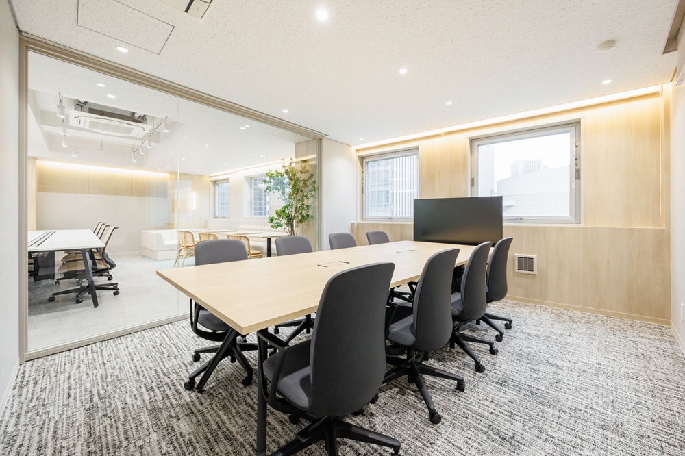 3階7階：会議室（両面ガラス張り。8名用。南向き・モニター設置）