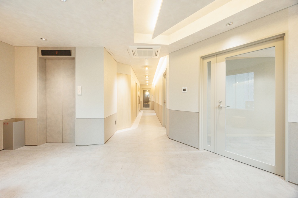 2階6階8階：エレベーター・エントランス・廊下（白が特徴な清潔感のあるエントランス。廊下も撮影可能です。）