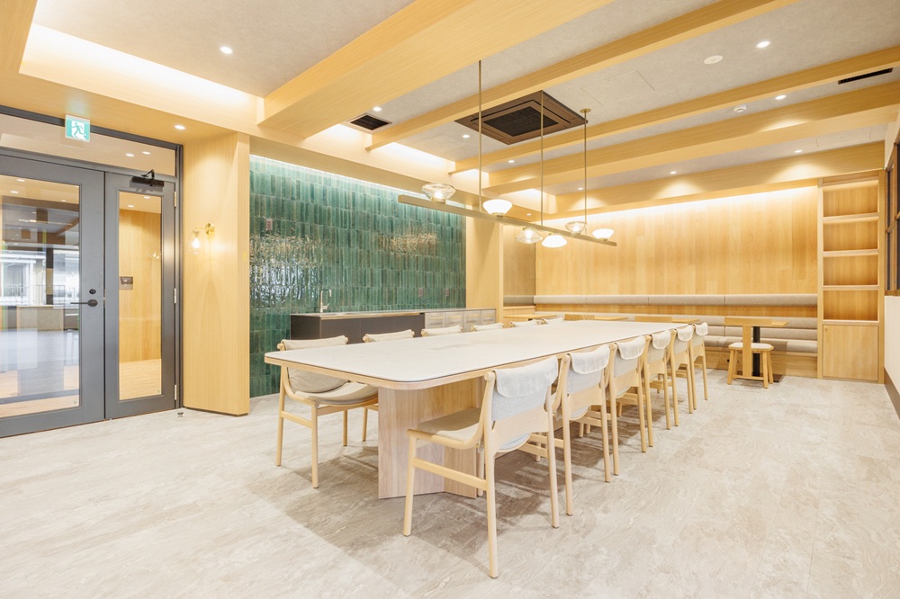 3階東：ラウンジ（100平米以上のラウンジ。木が特徴的なデザイン）