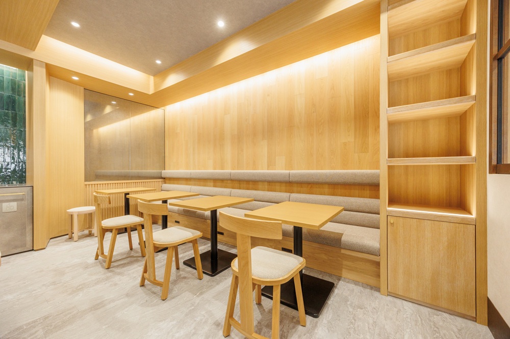 3階東：ラウンジ（テーブル椅子設置。テーブル可動式。インタビュー撮影おすすめ）