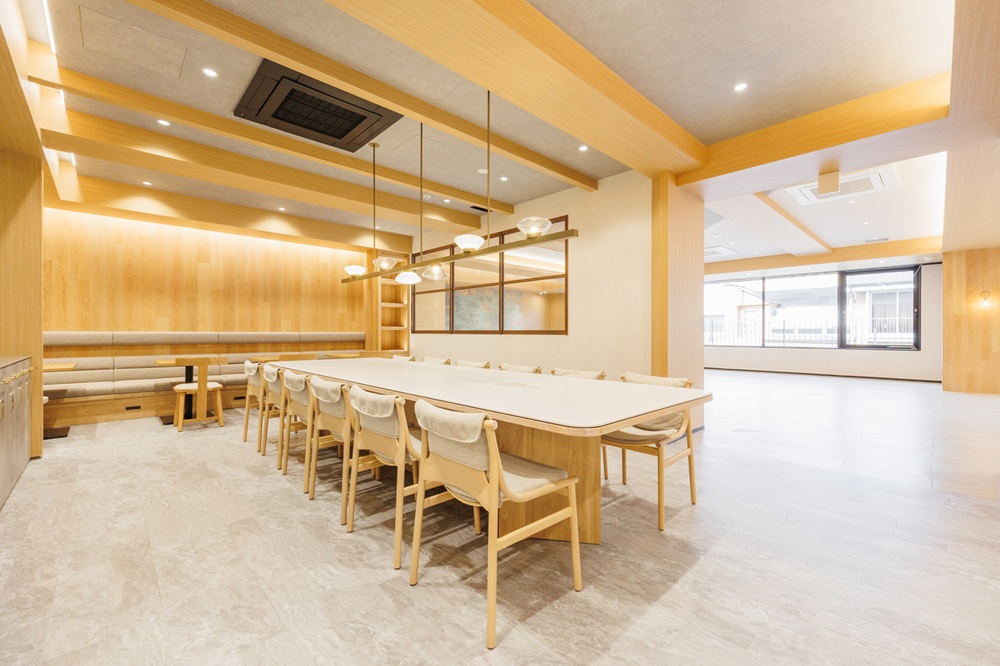 3階A：ラウンジ（木の温もりを感じるデザイン。奥が執務室）