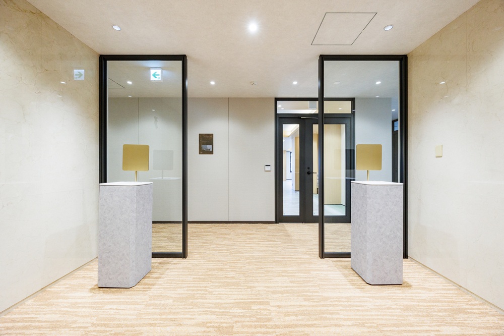 3階：エレベーター前・エントランス（広めのエントランスと廊下。平日でも撮影可能）