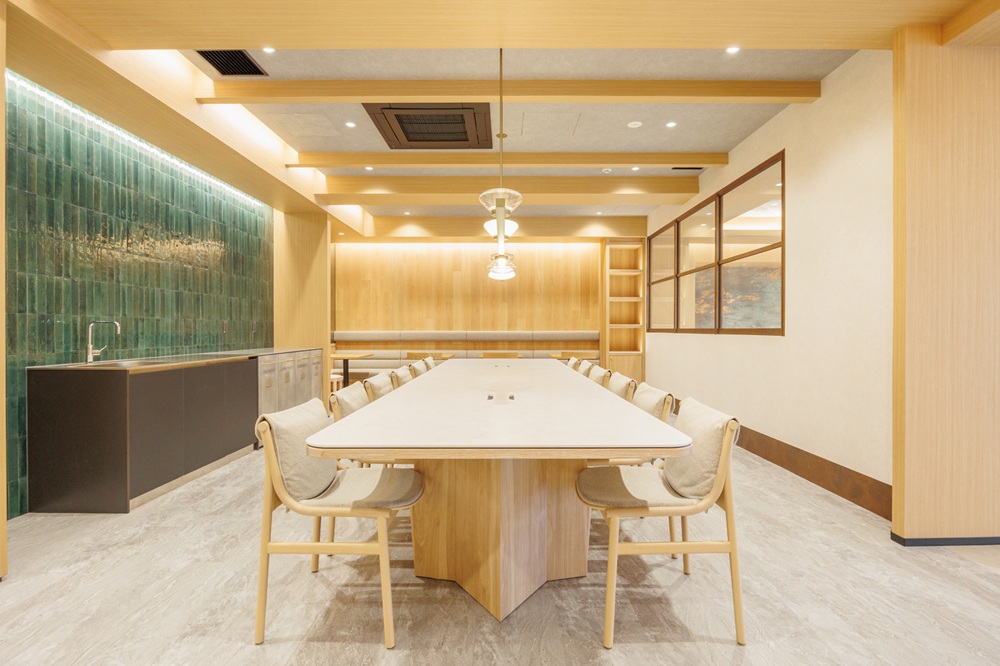 3階東：ラウンジ（オフィス撮影以外にカフェやマンションでの設定でも使用出来そうなデザイン）