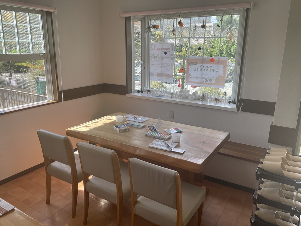 日当たりが良いぬり絵作業場です