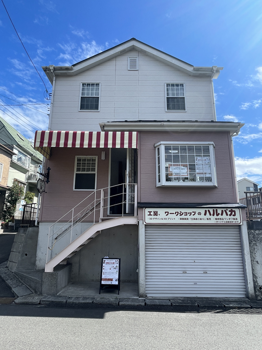 工房外観で住宅街の中にある一軒家になります