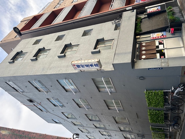 建物外観昭和の雰囲気があります。