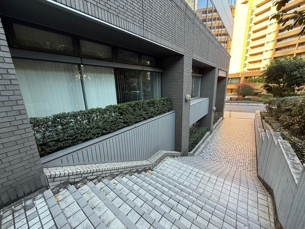 1階：私道（階段での撮影も土日は可能）