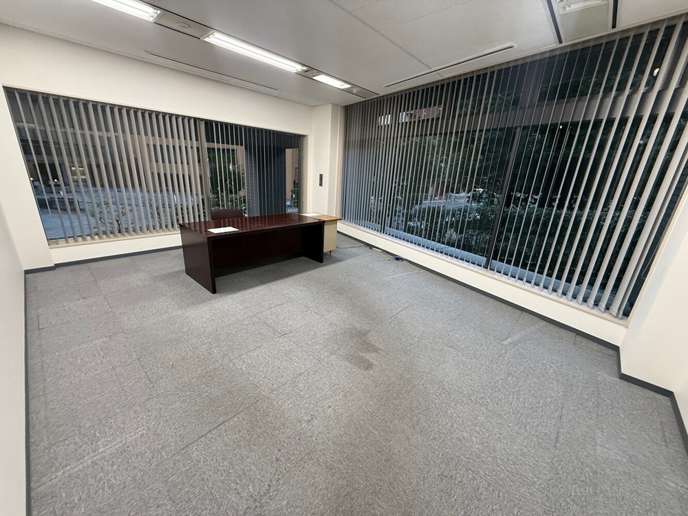 2階：社長室（社長用のオフィス家具のみ設置）