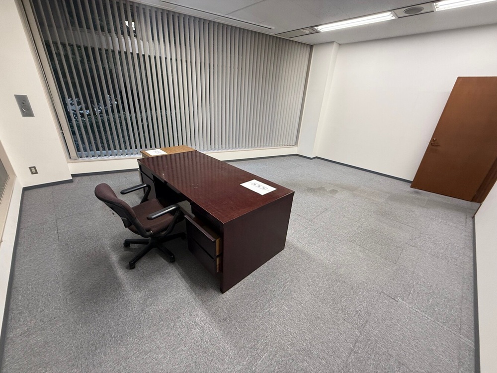 2階：社長室・署長室（木の扉）