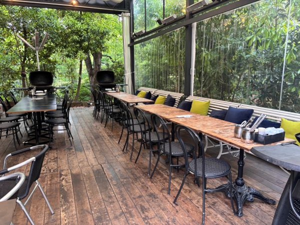 雨でもBBQが可能な屋内テラス席