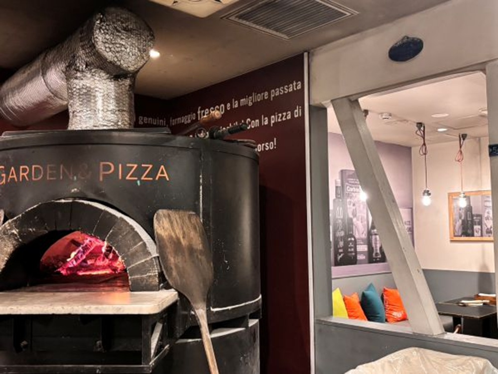 ピザ窯のある別館店内