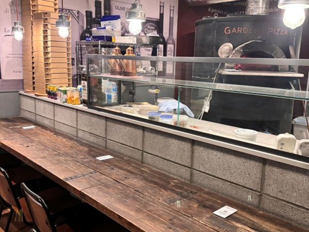 カウンター席もございます。