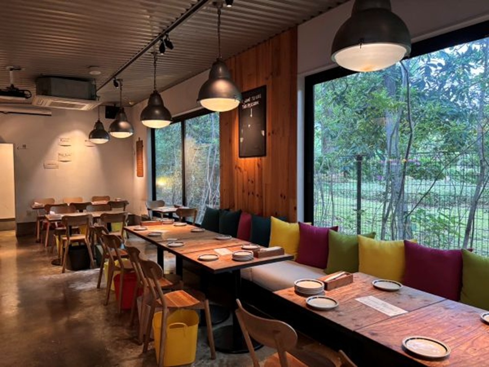 メインの店内席、レイアウト自由に広々お使いいただけます。