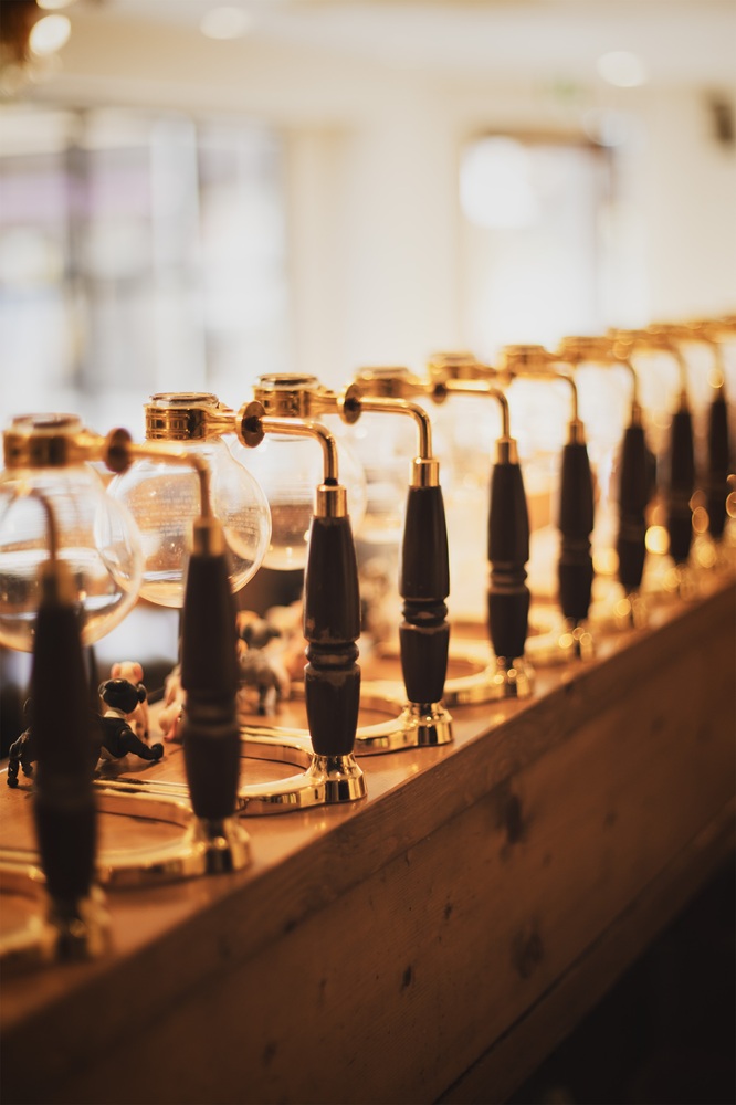 サイフォンの器具がずらりと並んでいます。