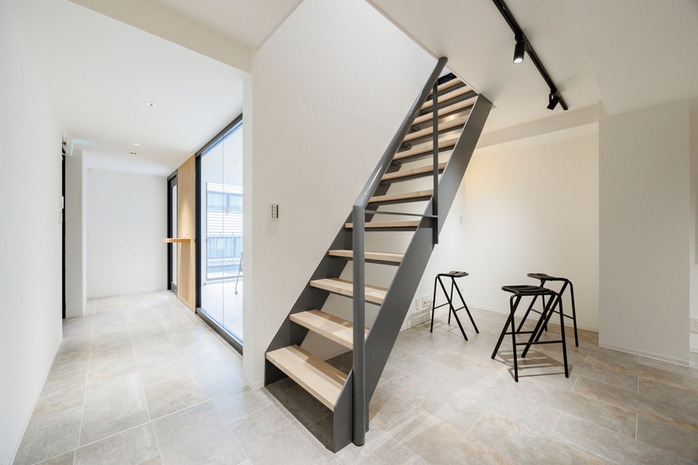 6階：多目的スペース（奥に打合せスペース・エントランス有）