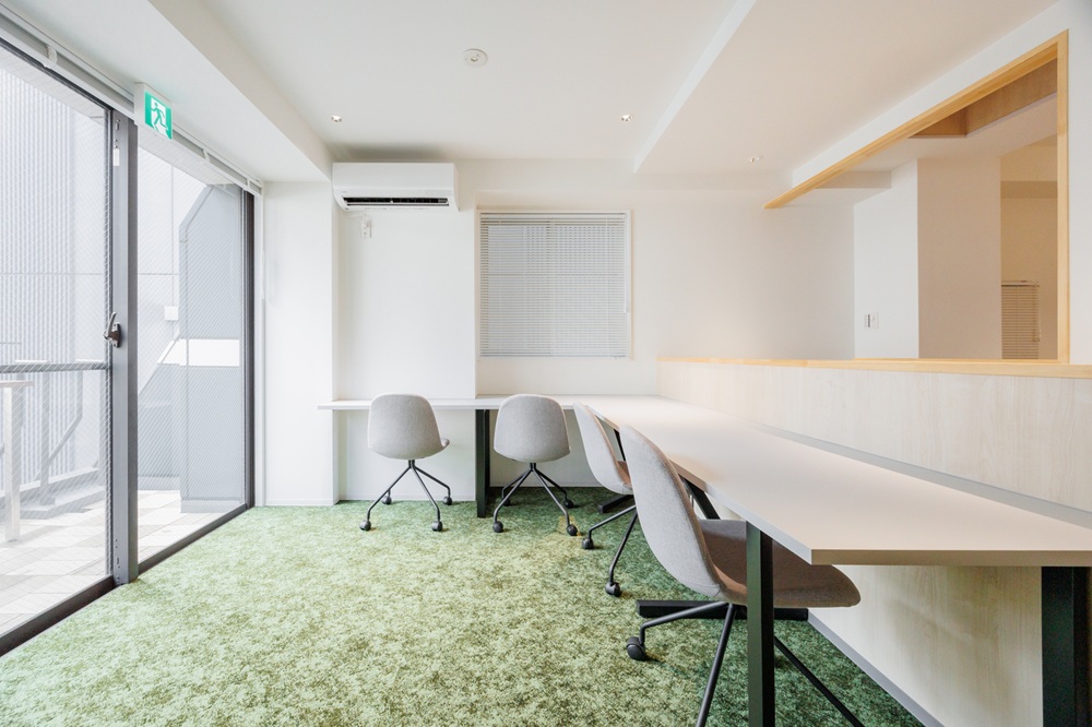 7階：執務室（カウンター席も撮影可能。後ろのデッキも広いです）